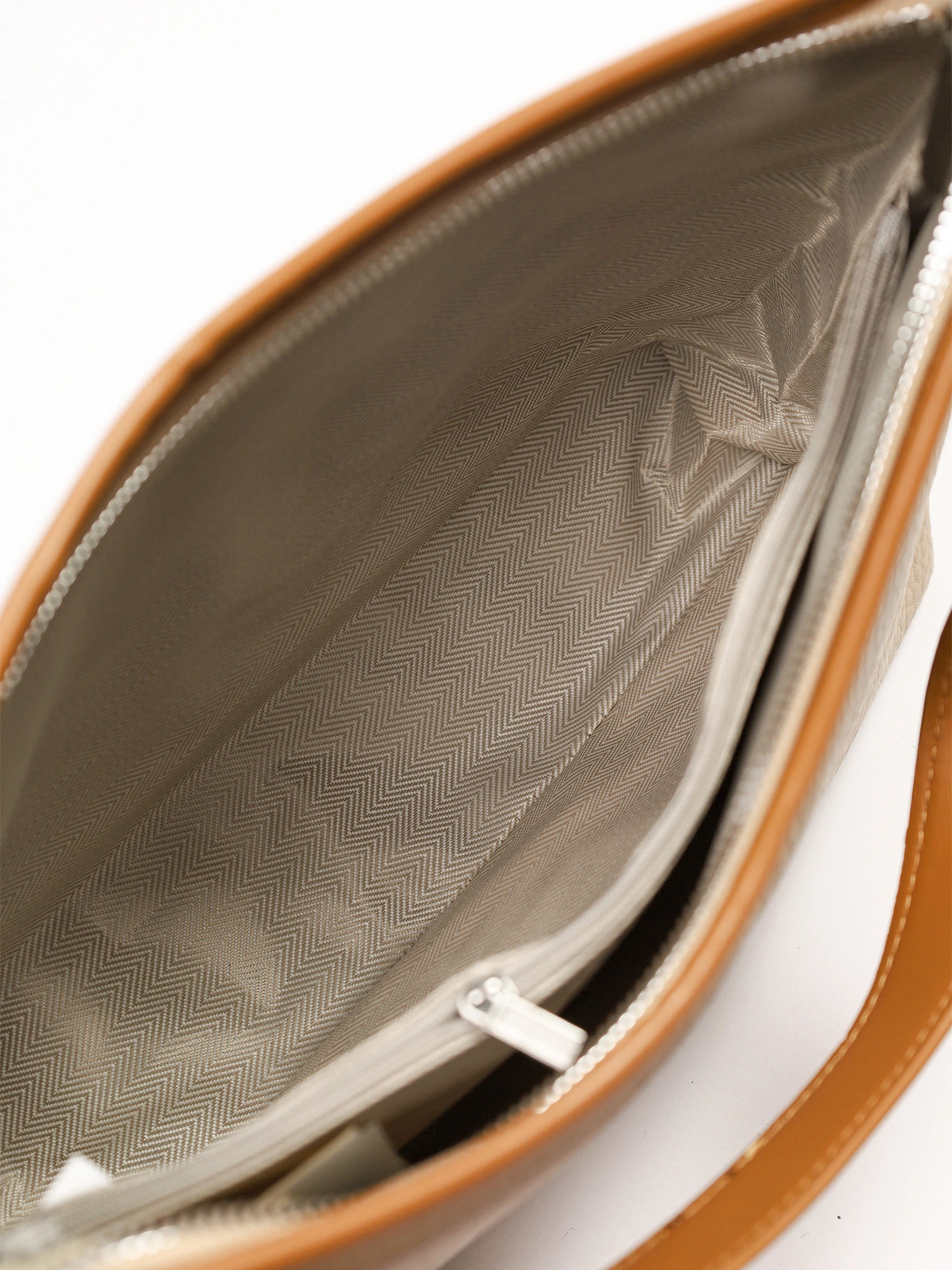 Сумка-кроссбоди  с декоративным брелком в ассортименте